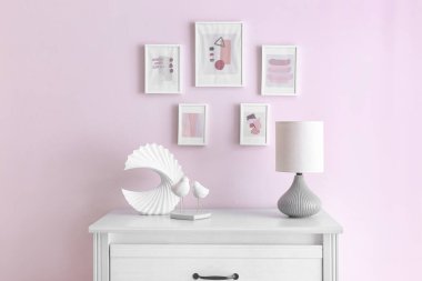 Duvarın yanında güzel resimli bir masa.