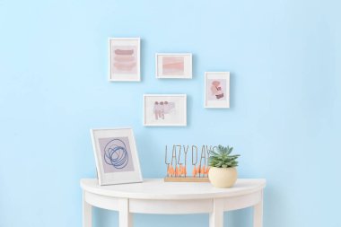 Duvarın yanında güzel resimli bir masa.