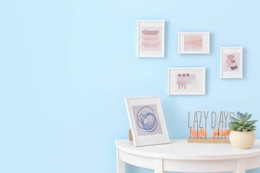 Duvarın yanında güzel resimli bir masa.