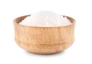 Beyaz arka planda tuzlu kase