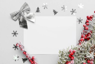 Açık arkaplanda boş kartla güzel bir Noel kompozisyonu