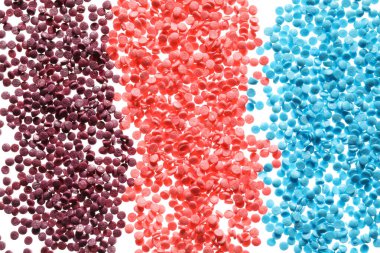 Beyaz arka planda tatlı renkli serpintiler