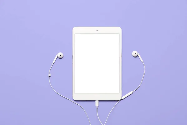 Komputer Typu Tablet Słuchawkami Kolorowym Tle — Zdjęcie stockowe