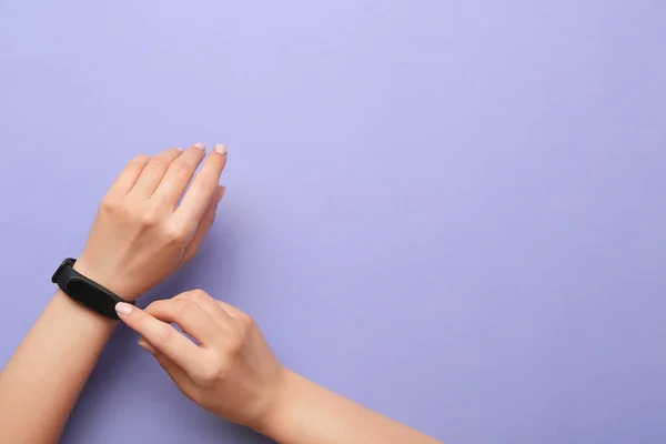 Woman Using Fitness Tracker Color Background — Stock Photo, Image