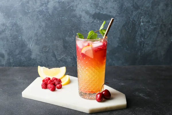 Glas Beerenmojito Mit Zitrusfrüchten Auf Grauem Hintergrund — Stockfoto
