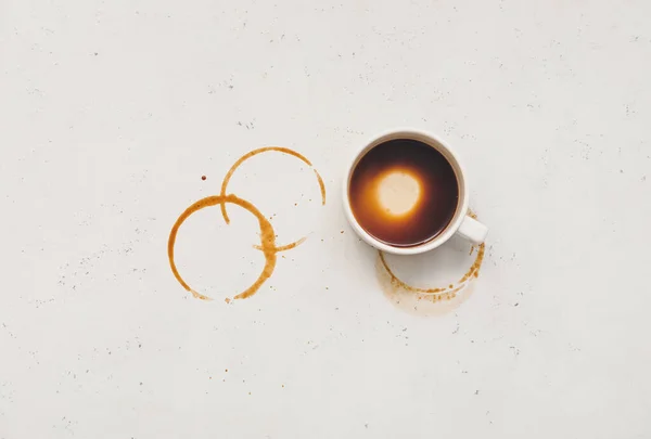 Tasse Und Kaffeefleck Auf Hellem Hintergrund — Stockfoto