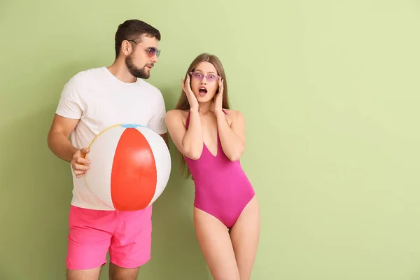 Jeune Couple Avec Des Lunettes Soleil Élégantes Ballon Gonflable Sur — Photo