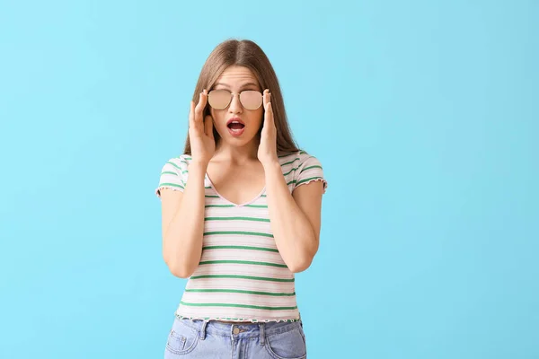 Verrast Vrouw Met Stijlvolle Zonnebril Kleur Achtergrond — Stockfoto