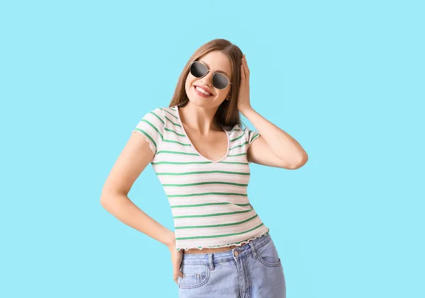 Vacker Kvinna Med Snygga Solglasögon Färg Bakgrund — Stockfoto