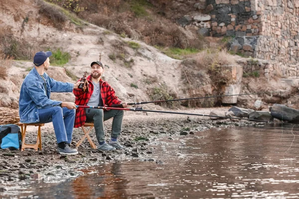 Junge Männer Angeln Auf Fluss — Stockfoto