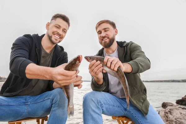 Jonge Mannen Die Rivier Vissen — Stockfoto