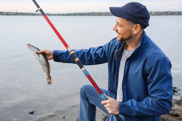 Genç Adam Nehirde Balık Tutuyor — Stok fotoğraf