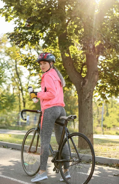 Ciclista Mujer Montar Bicicleta Aire Libre —  Fotos de Stock