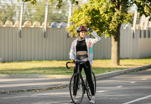 Žena Cyklistka Jízda Kole Venku — Stock fotografie