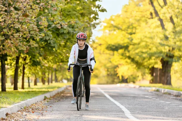 Female Cyclist Riding Bicycle Outdoors — Stock Photo, Image