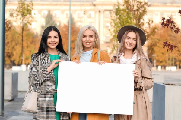 Piękne Młode Kobiety Pustym Plakatem Świeżym Powietrzu — Zdjęcie stockowe