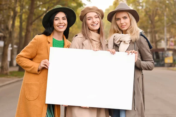 Vackra Unga Kvinnor Med Tom Affisch Utomhus — Stockfoto