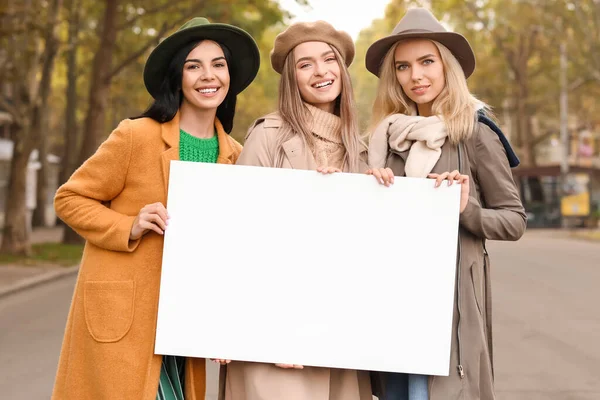 Hermosas Mujeres Jóvenes Con Cartel Blanco Aire Libre — Foto de Stock