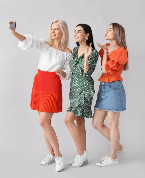 Mooie Jonge Vrouwen Nemen Selfie Grijze Achtergrond — Stockfoto