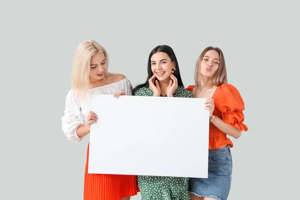 Jovens Mulheres Bonitas Com Cartaz Branco Fundo Cinza — Fotografia de Stock