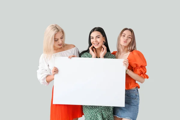 Hermosas Mujeres Jóvenes Con Póster Blanco Sobre Fondo Gris — Foto de Stock