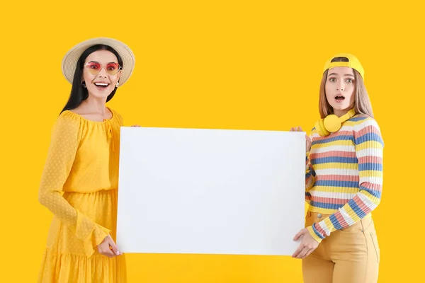Schöne Junge Frauen Mit Leerem Poster Auf Farbigem Hintergrund — Stockfoto