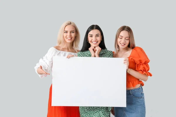 Hermosas Mujeres Jóvenes Con Póster Blanco Sobre Fondo Gris — Foto de Stock