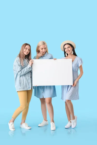 Jovens Mulheres Bonitas Com Cartaz Branco Fundo Cor — Fotografia de Stock