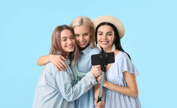 Mooie Jonge Vrouwen Nemen Selfie Kleur Achtergrond — Stockfoto