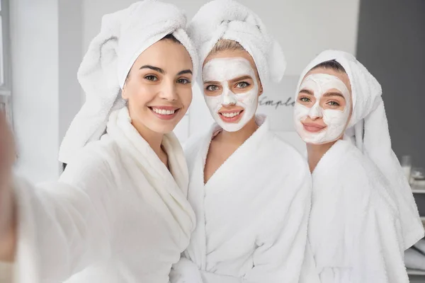 Beautiful Young Women Taking Selfie Pamper Party — Stock Photo, Image