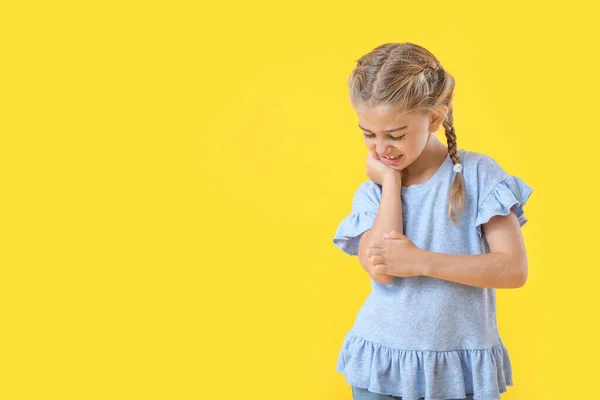 Allergic Little Girl Scratching Herself Color Background — Stock Photo, Image
