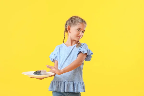 色系底色对食物过敏的小女孩 — 图库照片
