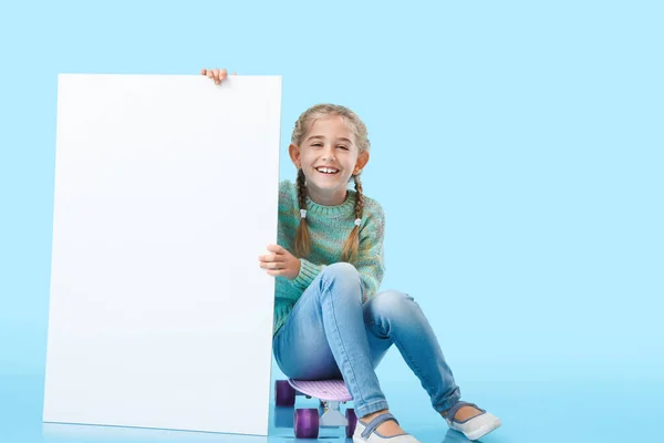 Χαριτωμένο Κοριτσάκι Λευκή Αφίσα Και Skateboard Στο Φόντο Χρώμα — Φωτογραφία Αρχείου