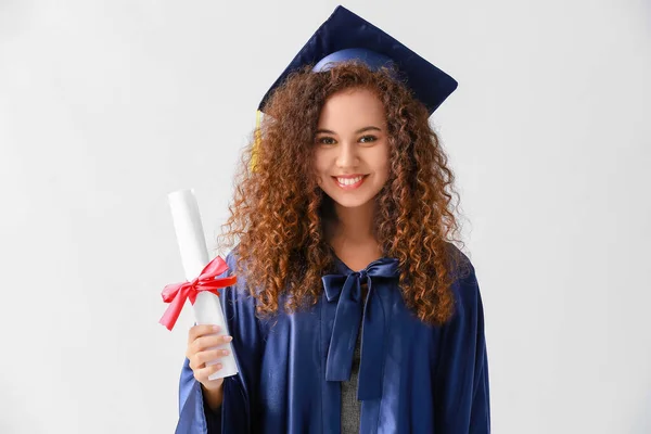 Estudiante Graduada Con Diploma Fondo Claro — Foto de Stock
