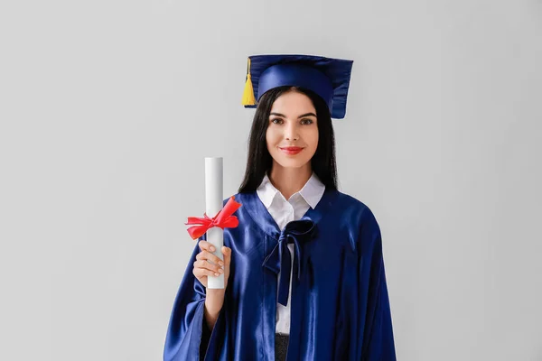 Kvinna Examen Student Med Diplom Ljus Bakgrund — Stockfoto