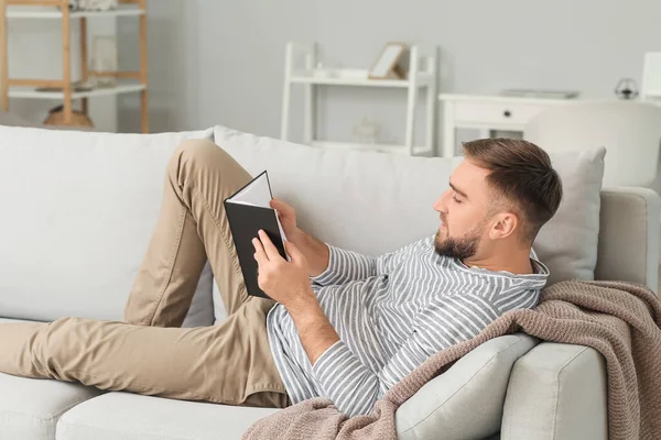 Giovane Uomo Lettura Libro Casa — Foto Stock