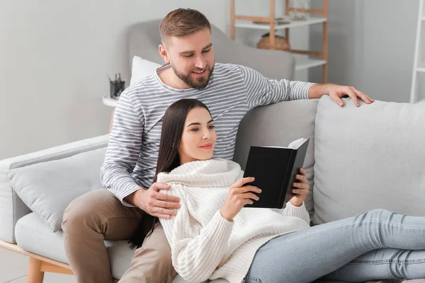 Joven Pareja Leyendo Libro Casa — Foto de Stock