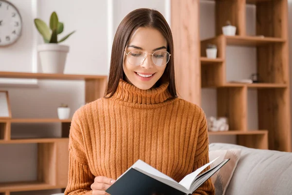 Jovem Mulher Ler Livro Casa — Fotografia de Stock