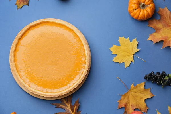 Composition Tasty Pumpkin Pie Color Background — Stock Photo, Image