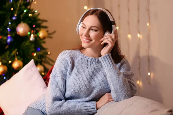 Belle Jeune Femme Écoutant Musique Noël Maison — Photo