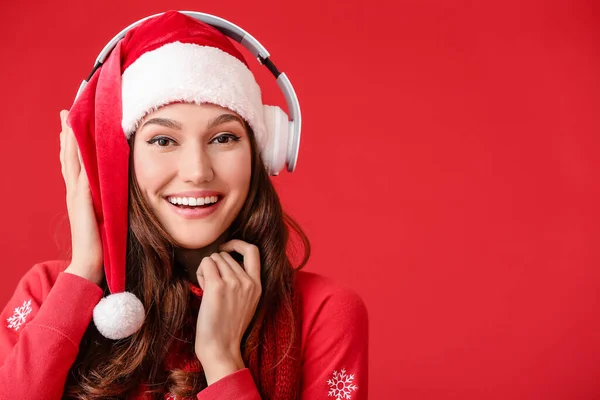 Vacker Ung Kvinna Lyssnar Julmusik Färg Bakgrund — Stockfoto