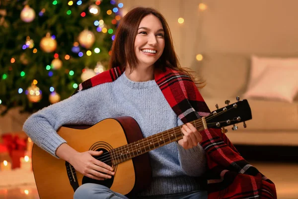 Mulher Bonita Tocando Guitarra Casa Véspera Natal — Fotografia de Stock