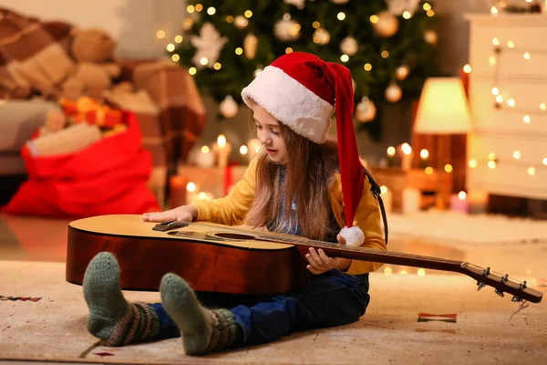 Menina Bonito Com Guitarra Casa Véspera Natal — Fotografia de Stock