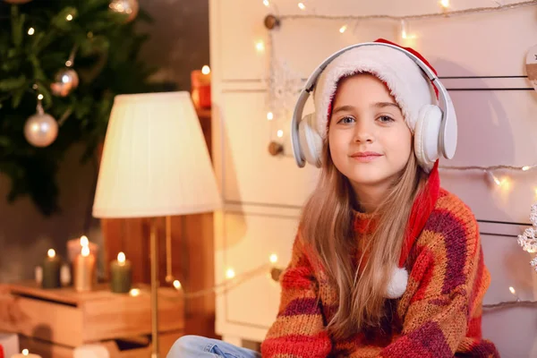 Menina Bonito Ouvir Música Natal Casa — Fotografia de Stock