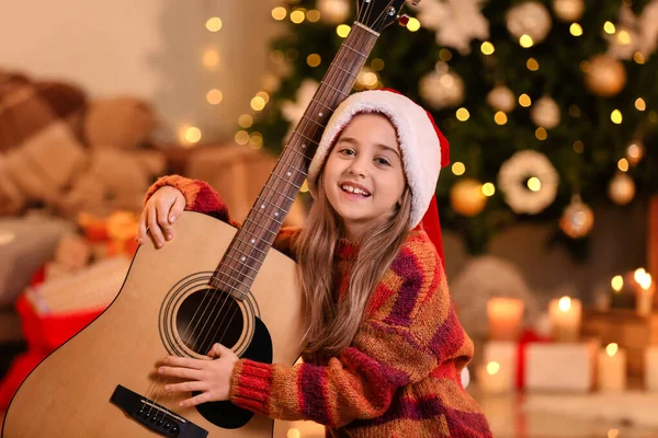 Menina Bonito Com Guitarra Casa Véspera Natal — Fotografia de Stock