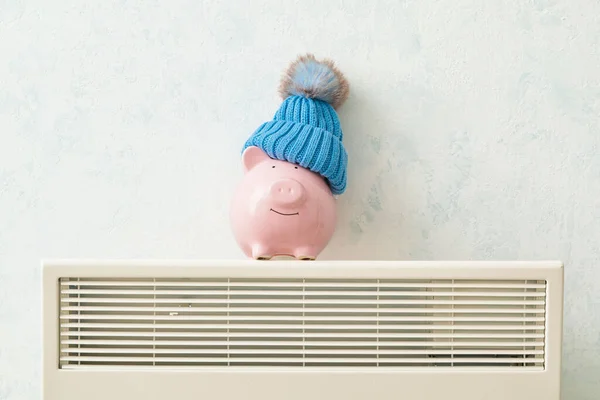 Piggy Bank Hoed Radiator Begrip Verwarmingsseizoen — Stockfoto