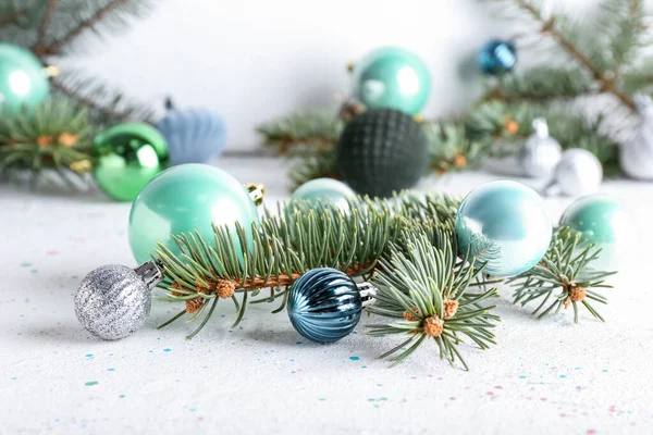 Mooie Kerstballen Sparren Takken Tafel — Stockfoto