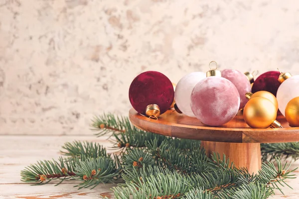 Σύνθεση Όμορφες Χριστουγεννιάτικες Μπάλες Στο Τραπέζι — Φωτογραφία Αρχείου