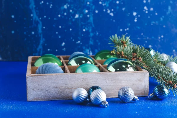 Renk Masasının Üzerinde Güzel Noel Topları Olan Bir Kutu — Stok fotoğraf