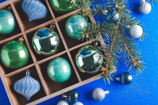 Ящик Красивыми Рождественскими Шарами Цветном Фоне — стоковое фото